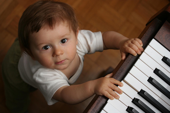 Early learning of music: an asset to become a good reader