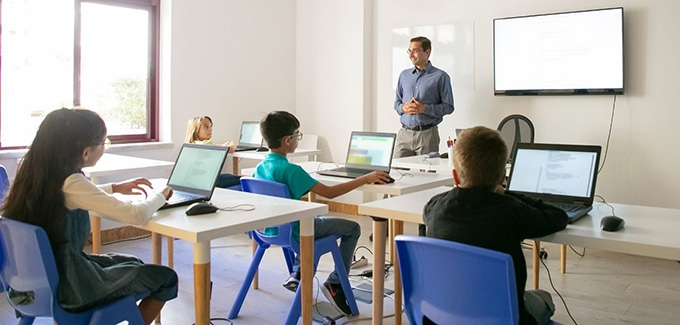 The debate on screens in schools: from prohibition to education