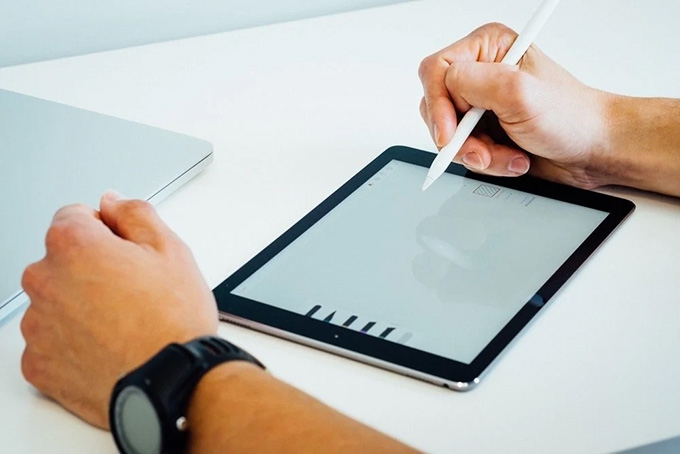 Less syntax, more impulses… The challenges of writing in the digital age