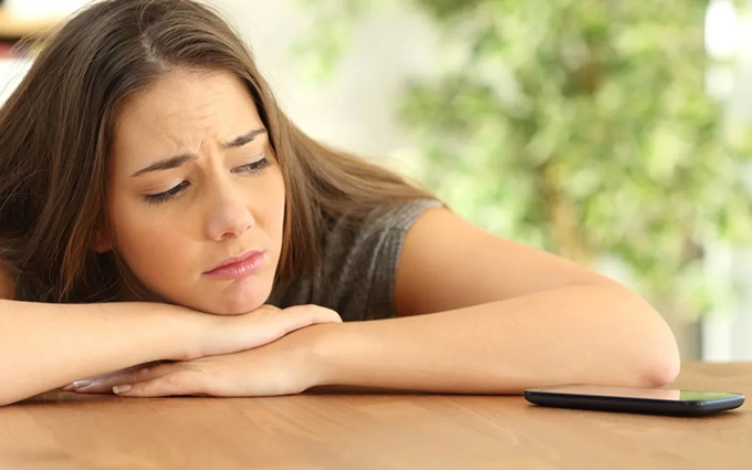 Teenagers no longer answer the phone: lack of politeness or new customs?