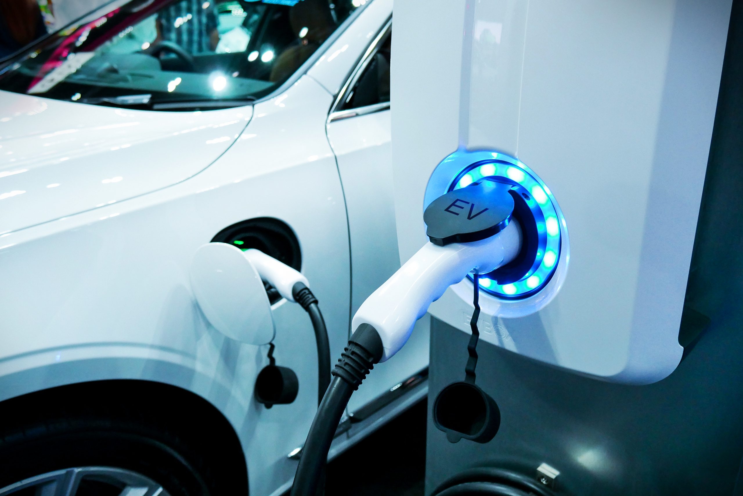 Making the Right Choice: Comparing Electric and Hybrid Cars in 2023