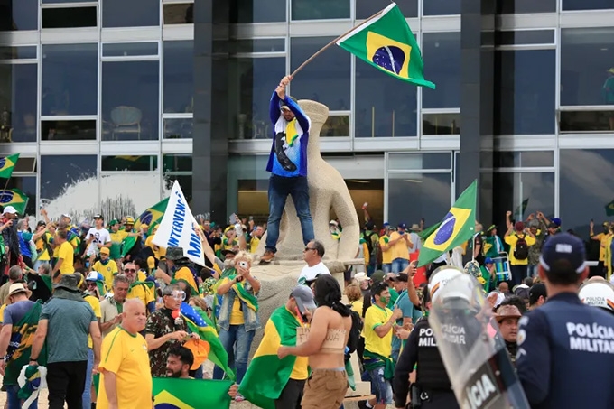 Is the coup act in Brazil a reflection of the discredit of democracy at a global level?